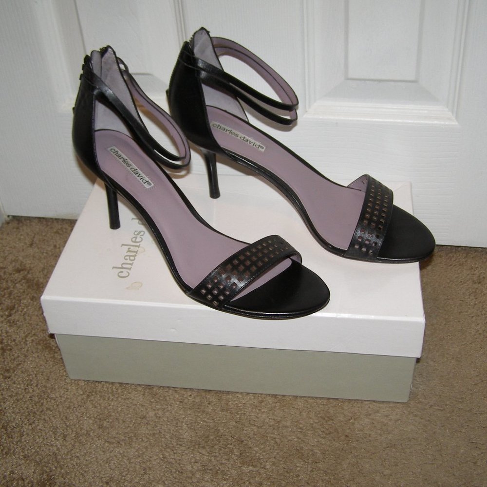 LIKE NEW Charles David 8.5 Leather Kitten Heels - Picture 5 of 10